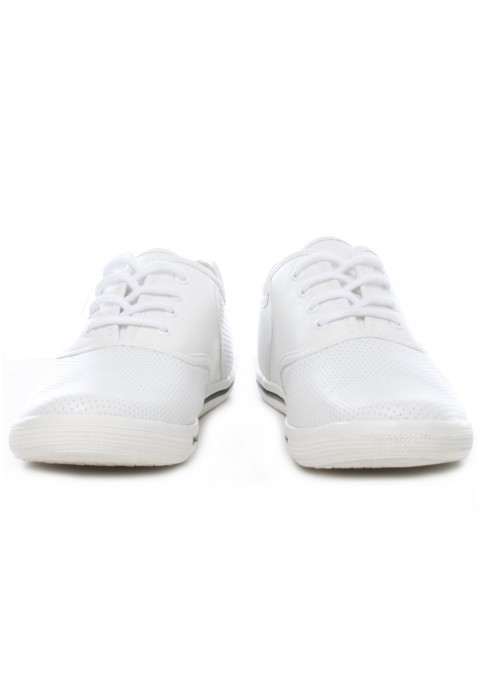 รองเท้าหนังสีขาวสไตล์สปอร์ต