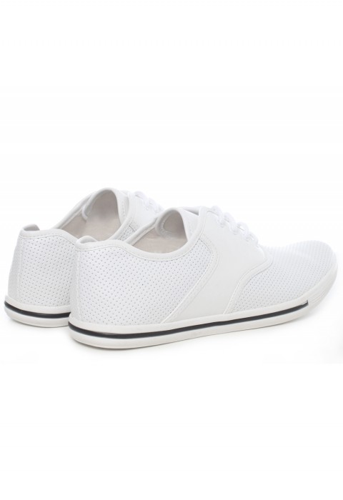 รองเท้าหนังสีขาวสไตล์สปอร์ต