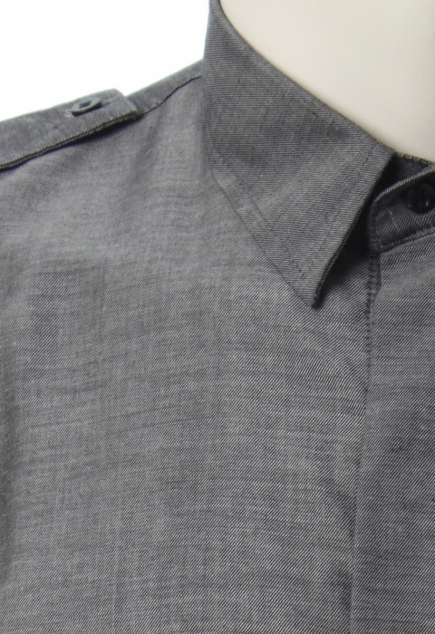 เสื้อเชิ้ตสีเทาบ่าอินธนู