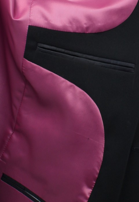 สูทสีดำซับในสีชมพูบานเย็น