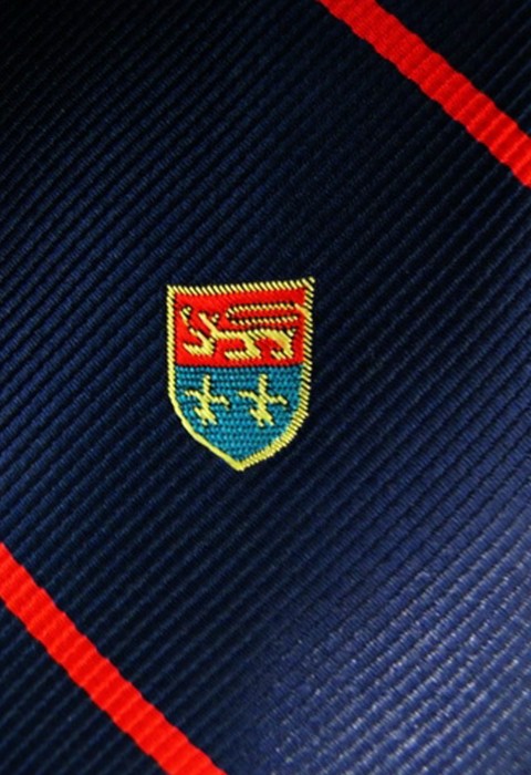 เนคไทสีกลมตัดลายเส้นสีแดง