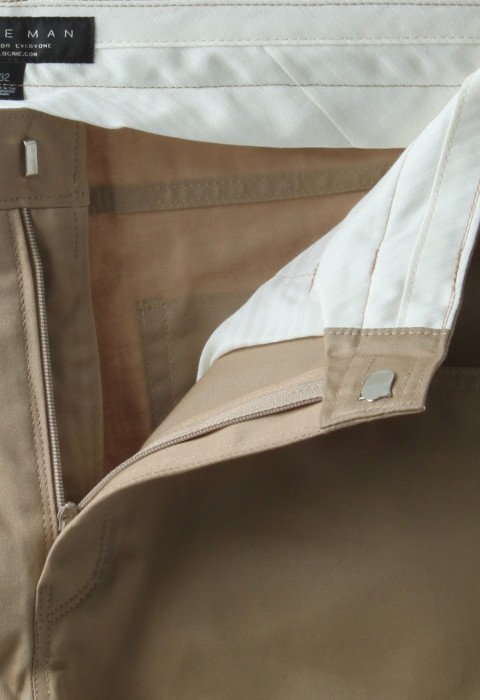 กางเกงสีกากีกระเป๋าทรงโค้ง ขากระบอกเล็ก