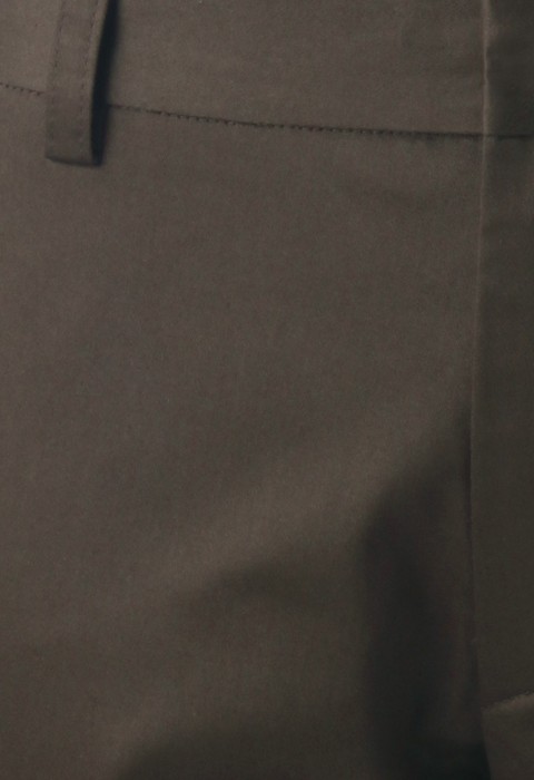 กางเกงทรงกระบอกเล็กสีน้ำตาลอมเขียว