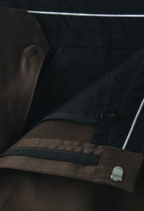 กางเกงทรงกระบอกเล็กสีน้ำตาลอมเขียว