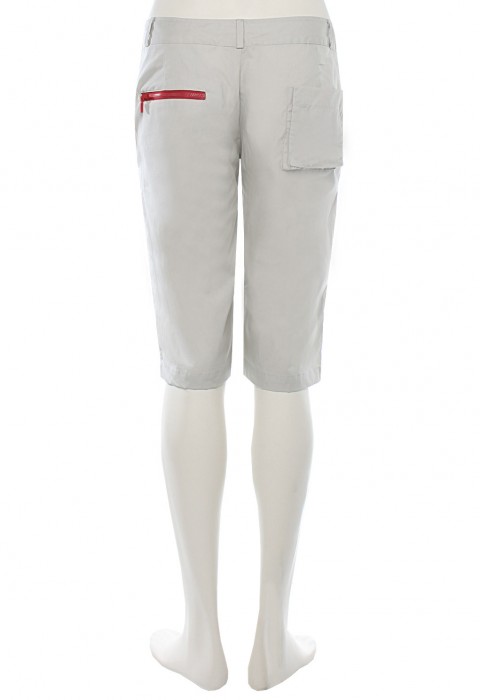 กางเกงขาสั้นสีเบจ ซิปกระเป๋าหลังสีแดง