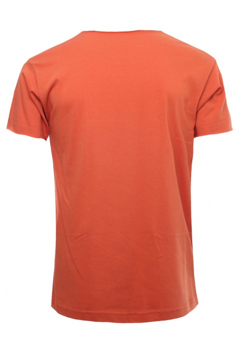 เสื้อยืดสีส้มคอกว้าง