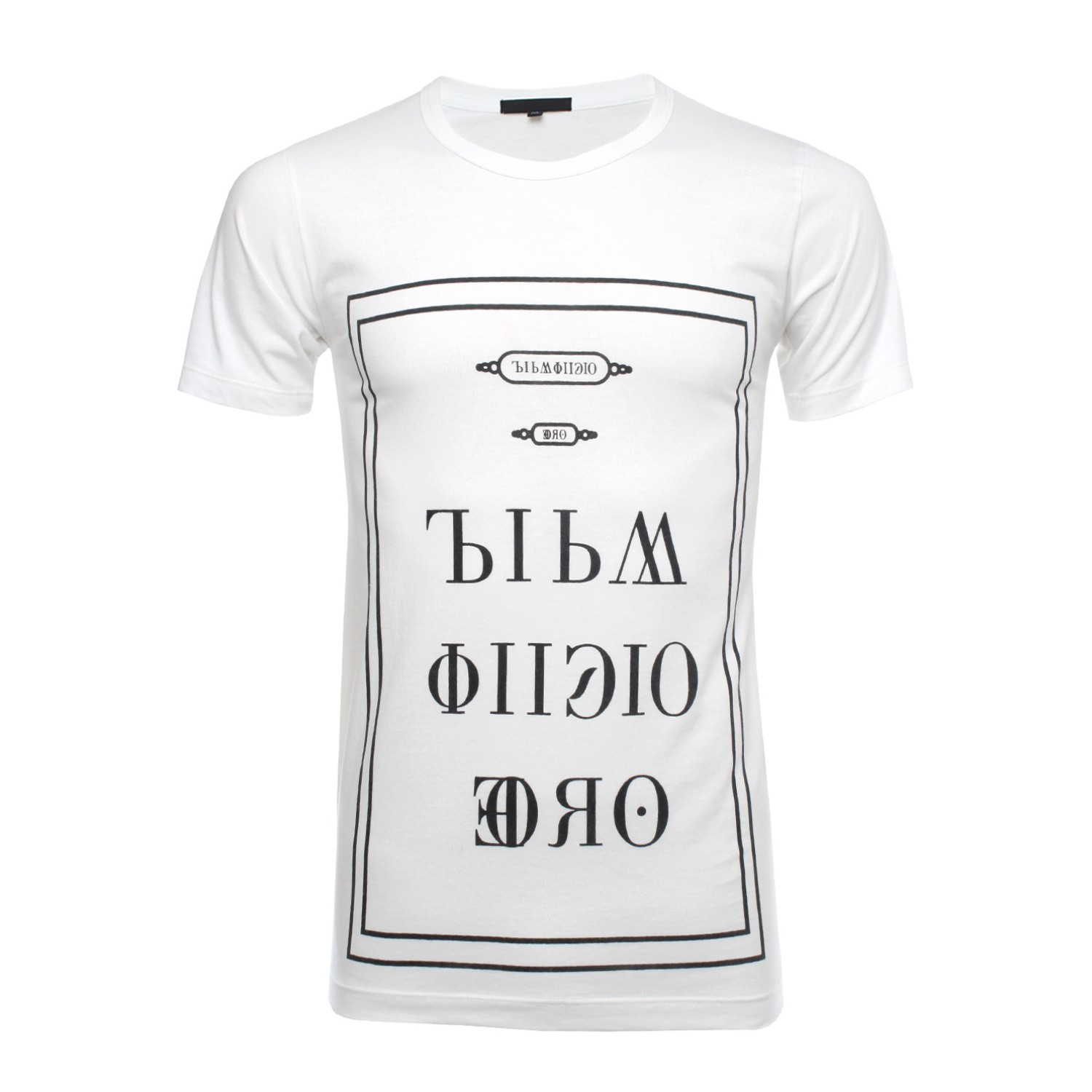เสื้อยืดสีขาวพิมพ์ลายอักษร