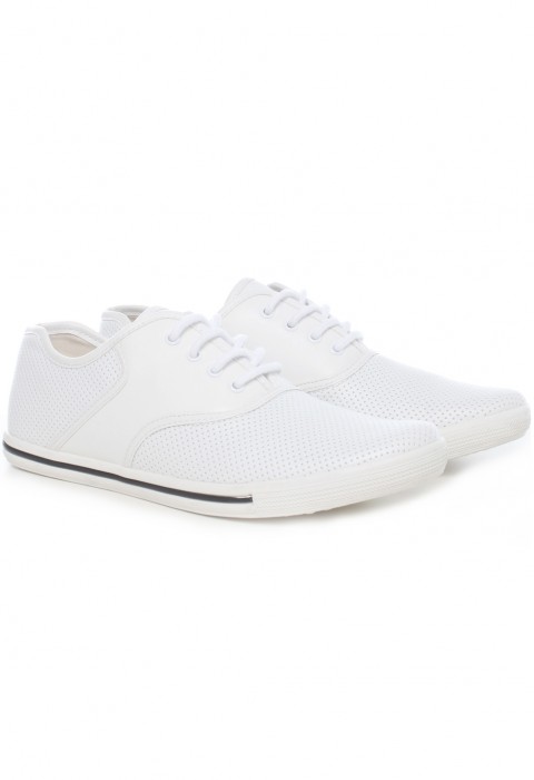 รองเท้าหนังสีขาวสไตล์สปอร์ต