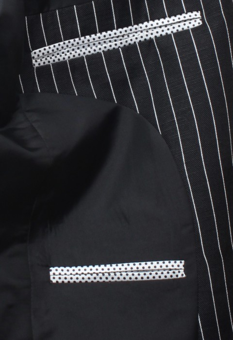 เสื้อสูทสีดำลายเส้นสีขาว