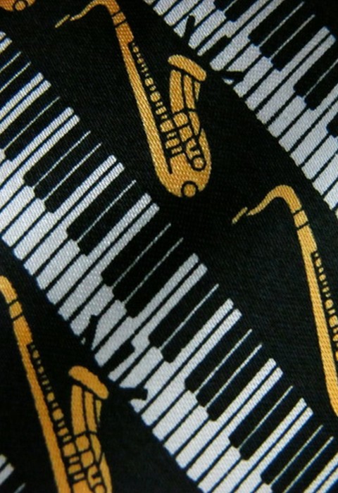 เนคไทลายแซ็กโซโฟนและเปียโน