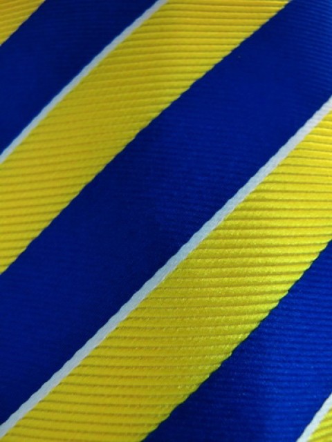 เนคไทลายทางสีน้ำเงินเหลือง