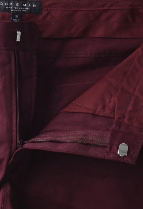 กางเกงสีแดงเลือดหมูกระเป๋าทรงโค้งขากระบอกเล็ก