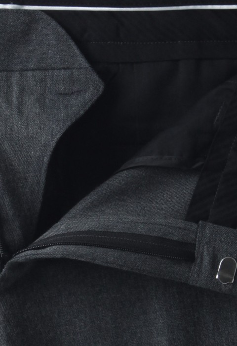 กางเกงสีเทาทรงกระบอกกระเป๋าเจาะ