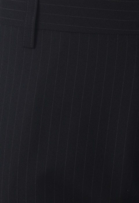 กางเกงสีดำทรงกระบอกผ้าริ้วลายทาง