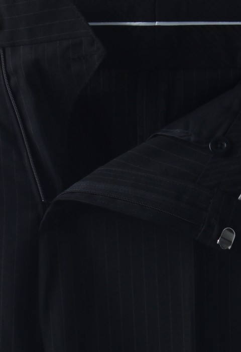 กางเกงสีดำทรงกระบอกผ้าริ้วลายทาง