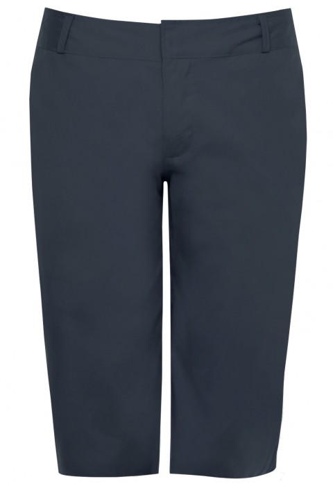 กางเกงขาสั้นสีเทา ซิปกระเป๋าหลังสีน้ำเงิน