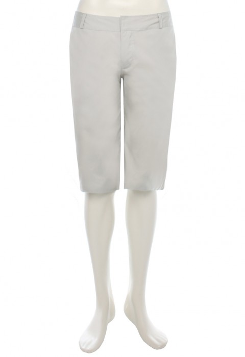 กางเกงขาสั้นสีเบจ ซิปกระเป๋าหลังสีน้ำเงิน