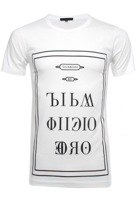 เสื้อยืดสีขาวพิมพ์ลายอักษร