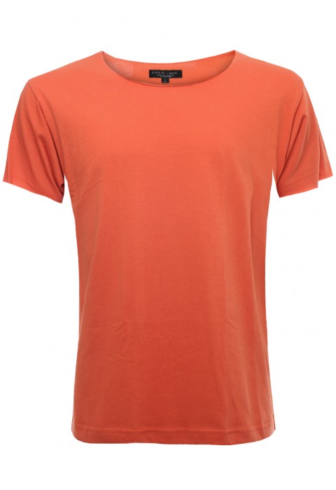 เสื้อยืดสีส้มคอกว้าง