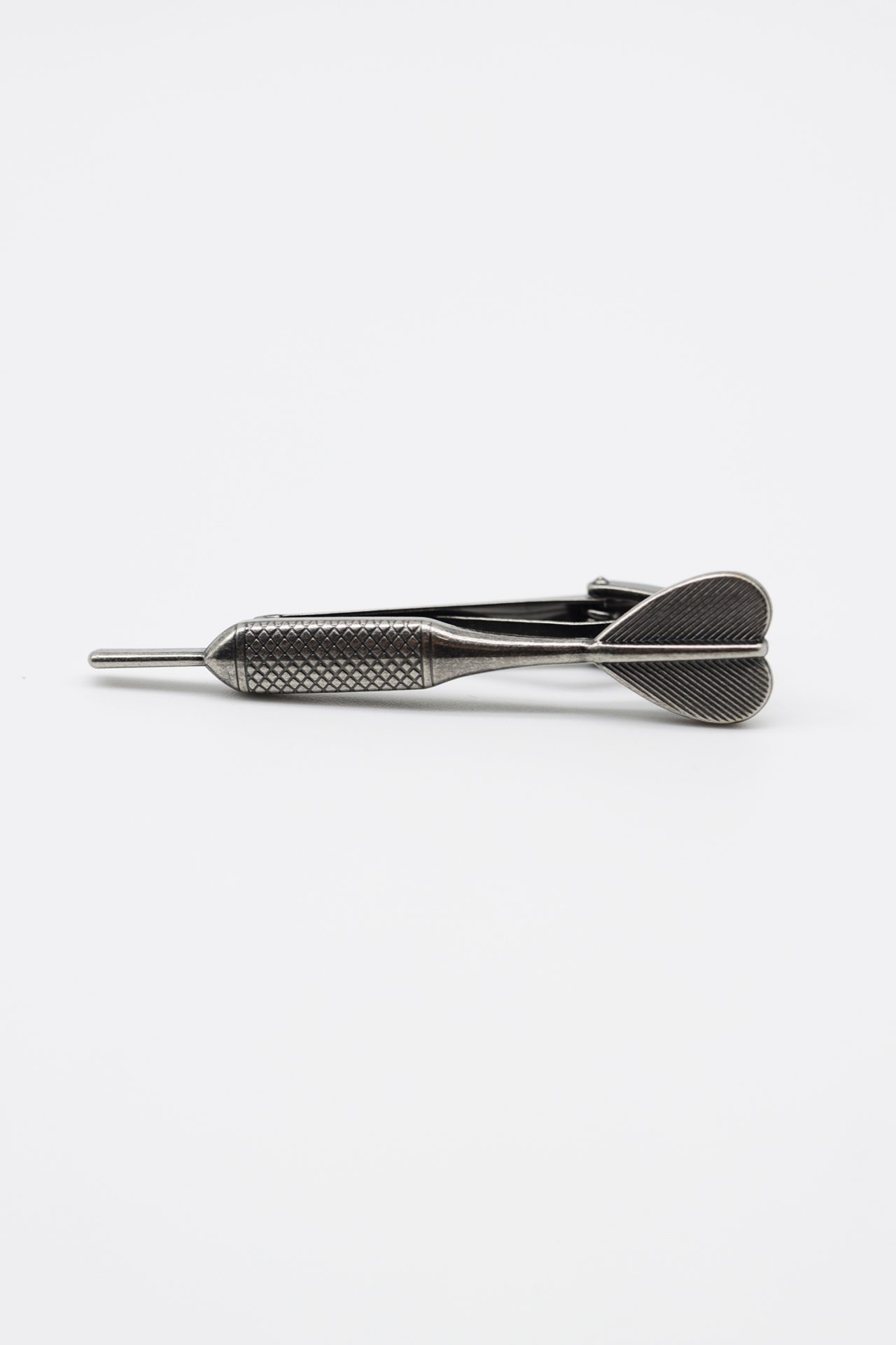 black silver darts tie clip dgrie