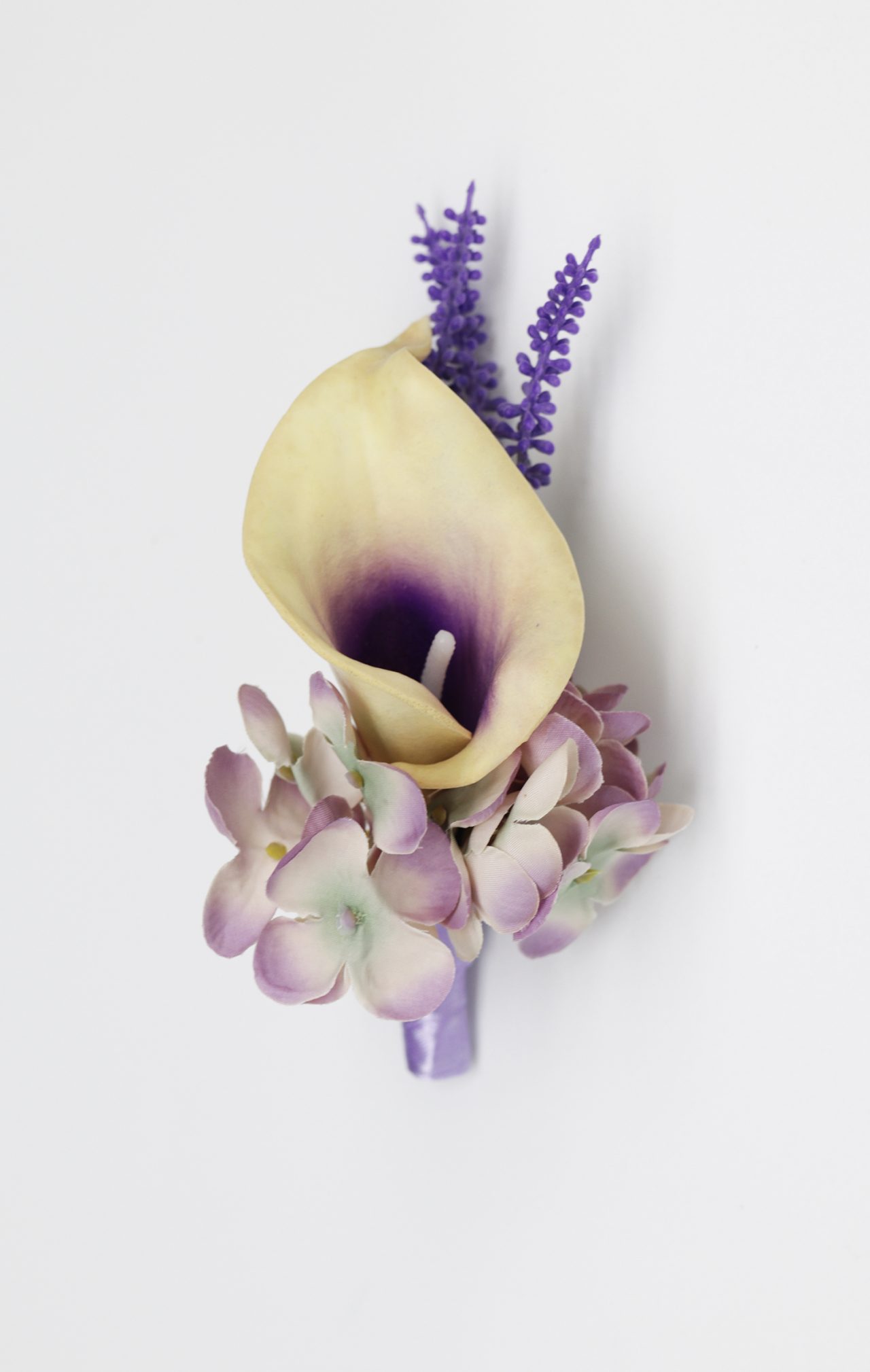 boutonniere lily violet dgrie