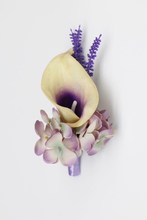 boutonniere lily violet dgrie