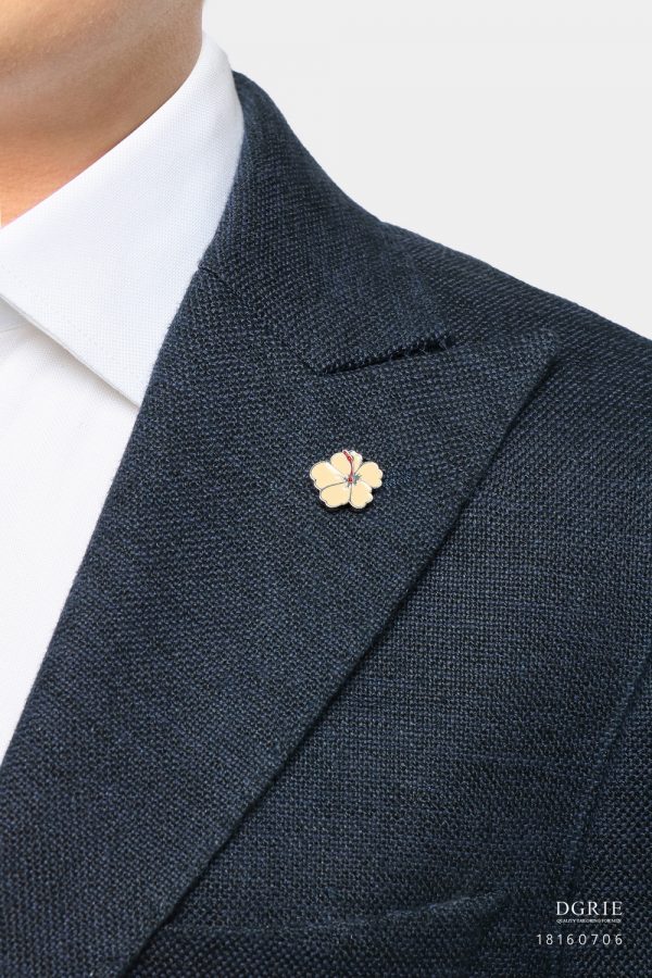 white hibicos flower brooch dgrie 1