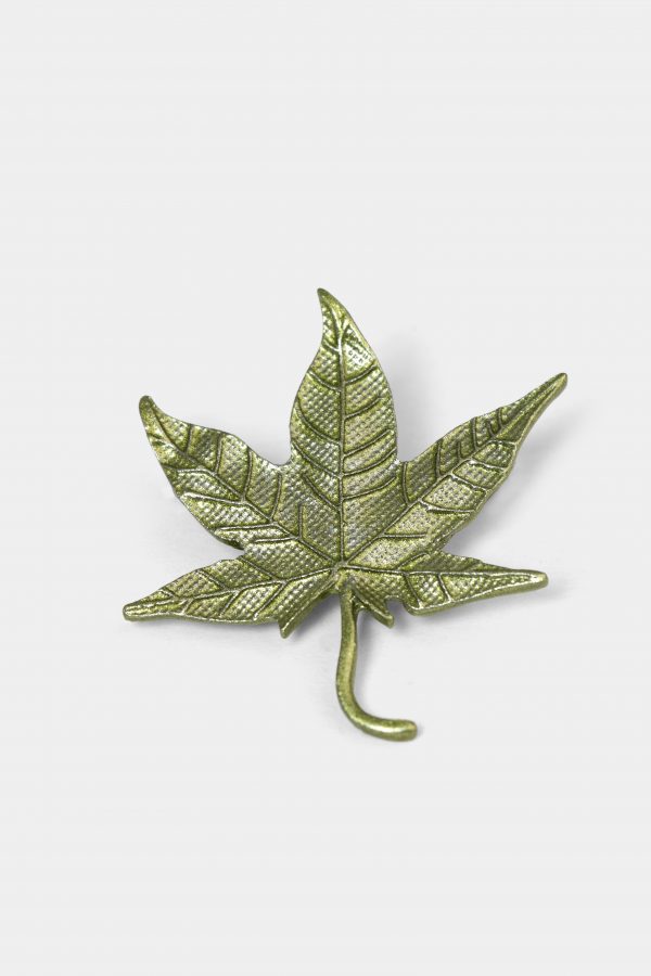 green maple leaf brooch dgrie