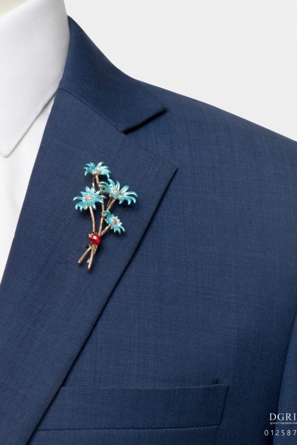 light blue gerbera flower with ladybug brooch dgrie 1